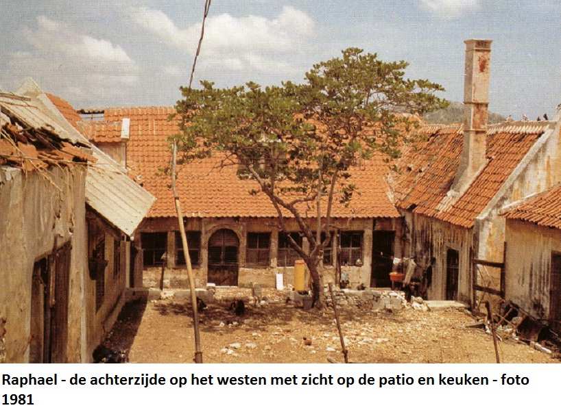 36. Raphael achterzijde op het westen met zicht op patio en keuken 1981
